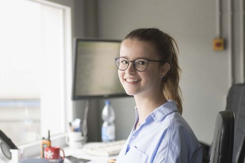 Industriekauffrau am Arbeitsplatz