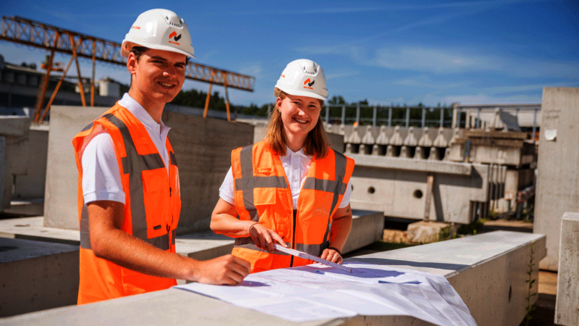 Zwei Junge Bauingenieur-Studenten auf der Baustelle