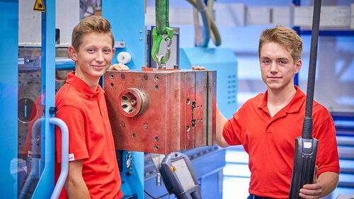 Zwei Kunststoff- und Kautschuktechnologen in der Werkshalle