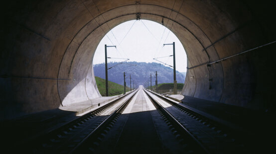 Blick durch einen Eisenbahntunnel mit Schienen