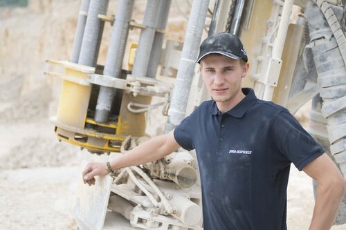 Männlicher Verfahrensmechaniker auf der Baustelle