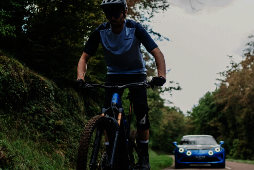 Sportlicher Fahrradfahrer auf Mountainbike 