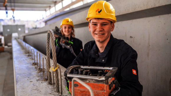 Zwei junge Beton- und Stahlbetonbauer auf der Baustelle