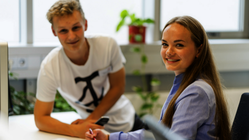 Zwei Industriekaufleute (weiblich und männlich) im Büro