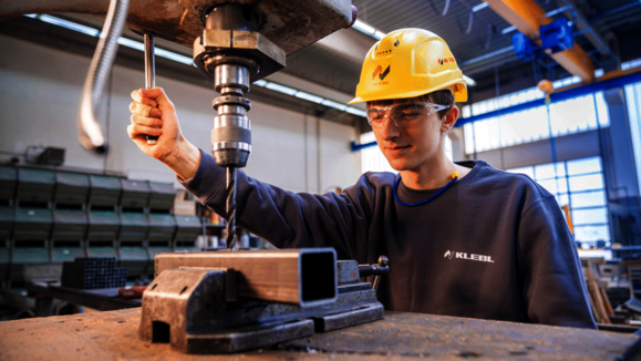 Junger Metallbauer an der Maschine